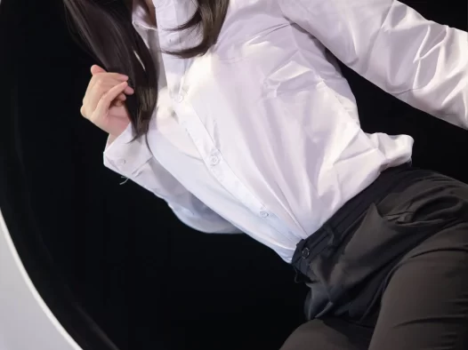 疯猫ss全图网新鲜看点:海景阳台与少女衣橱的不同视角