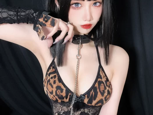 果咩酱w写真合集:圣诞氛围、有氧运动原图与粉丝热议瞬间